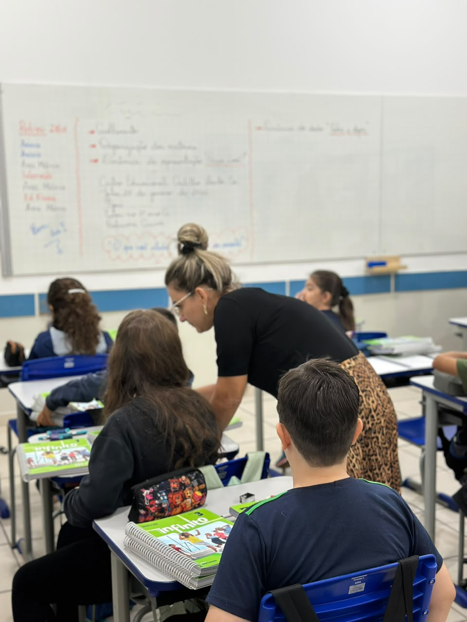 Aluno do COC Jales estudando em sala de aula com acompanhamento da professora