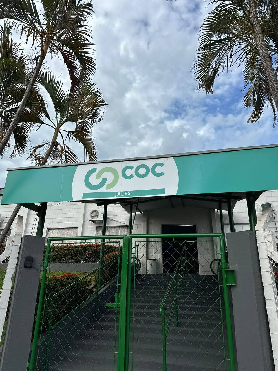 Fachada da unidade do COC Jales com o letreiro na entrada